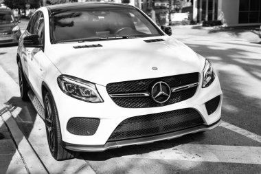 Miami, Florida, ABD - 17 Aralık 2024 Mercedes Benz GLE coupe. Mercedes Benz GLE tipi lüks bir araba. Beyaz Mercedes Benz GLE dışarıda park edilmiş. Mercedes Benz GLE, köşe görünümü.