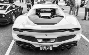 Chicago, Illinois - 29 Eylül 2024: Ferrari 296 GTS veya GTB sarı renk. Ferrari 296 GTS ya da GTB caddeye park etmiş. Arkadan bak. Lüks Ferrari 296 GTS veya Chicago 'da GTB