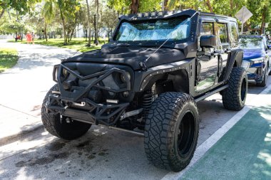 Miami, Florida, ABD - 27 Temmuz 2025: Sınırsız Jeep Wrangler 2017 SUV arabası. Kamyonet kamyonu Jeep Wrangler. Araba Jeep Wrangler dışarıda park etmiş. Siyah kamyonet, köşe manzaralı..