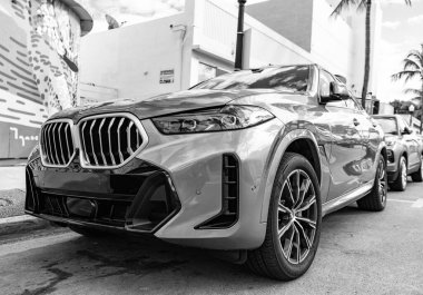 Miami, Florida, ABD - 16 Kasım 2024: 2025 BMW X6 çapraz otomobil. BMW X6 tipi lüks bir çapraz araba. BMW X6 'nın arabası dışarıda park edilmiş. BMW X6, köşe görünümü.
