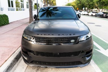 Miami, Florida, ABD - 27 Temmuz 2025: lüks arazi aracı Land Rover. Otomobil Range Rover 'ı dışarıda park etmiş. Siyah mat araba, ön manzara. Land Rover Range Sport 2026 SUV arabası, Gizli Sürüm..