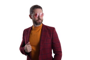 Beyazda izole edilmiş modaya uygun adam modeli. Güneş gözlüklü ve ceketli İspanyol adam. Olgun ve şık. Adam modaya uygun erkek giyer. Erkek modası. Gündelik moda bakışı. Kentsel trend belirleyici.