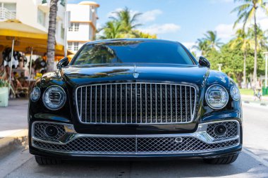 Miami, Florida, ABD - 27 Temmuz 2025 Bentley Flying Spur 2020 lüks sedan araba. Lüks araba Bentley Uçan Mahmuz. Araba Bentley Uçan Mahmuz dışarı park etmiş. Siyah araba, ön manzara..