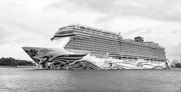 Miami, Florida, ABD - 07 Kasım 2024: Yaz tatilinde gezi. Norveç yolcu gemisi. Gemi turu ve deniz seyahati. Gemi Miami limanından ayrılıyor. Lüks bir hayat. Norveç Joy yolcu gemisi yolculuğu.