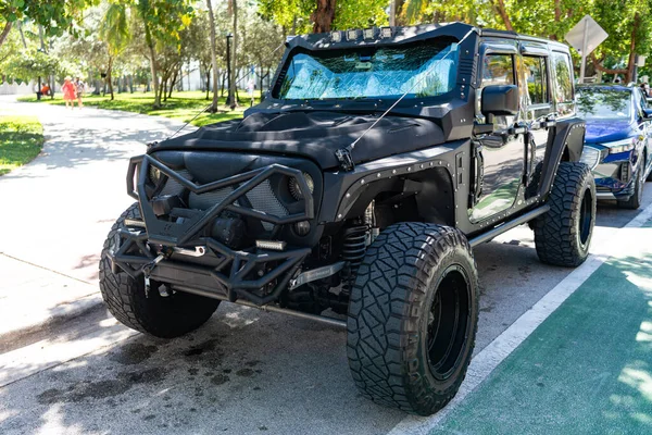 Miami, Florida, ABD - 27 Temmuz 2025: Sınırsız Jeep Wrangler 2017 SUV arabası. Kamyonet kamyonu Jeep Wrangler. Araba Jeep Wrangler dışarıda park etmiş. Siyah kamyonet, köşe manzaralı..