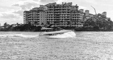 Fisher Adası 'nda lüks bir yat teknesi. Yaz tatili. Fisher Adası konut binası ve lüks yat teknesi. Miami 'deki Fisher Adası' nın gün batımı manzarası. Marinaya yüzen bir tekne..