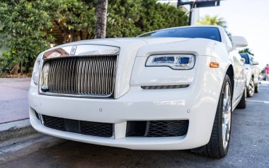 Miami, Florida, ABD - 27 Temmuz 2025: Rolls Royce Hayalet Serisi II 2015 ultra lüks sedan araba. Lüks SUV Rolls Royce Hayalet Serisi 2. Araba Hayalet Serisi 2 açık havada park edilmiş. Beyaz araba, köşe manzaralı.