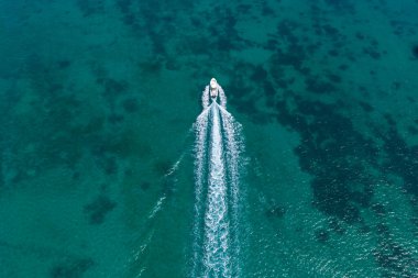 Lüks bir yat kiralama şirketi. Motorlu yat lüks gemi. Deniz motoru. Deniz yaz tatili. Hava motorlu teknesi. Yat teknesi turu. Lüks tekne yatı. Sürat teknesi denizde. Lüks bir tatil..