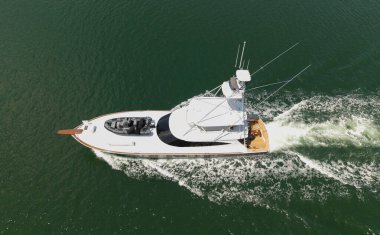 Denizdeki lüks özel yat. Motorlu yat lüks gemi. Tekne motorlu antenleri. Yaz mevsiminde tatil. Hava manzaralı motorlu tekne. Yat teknesi turu. Lüks tekne yatı. Sürat teknesi denizde yelken açıyor.