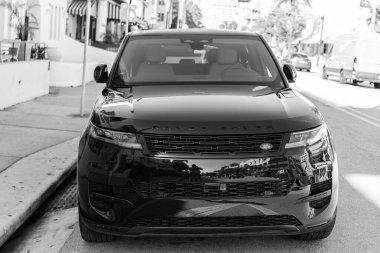 Miami, Florida, ABD - 18 Aralık 2024: Range Rover Sport 2025 SUV otomobil. Range Rover Sport tarzı lüks bir araba. Range Rover 'ın arabası dışarıda park edilmiş. Crossover Range Rover Sport, ön görünüm.