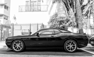 Miami, Florida, ABD - 20 Aralık 2024 Dodge Challenger GT arabası. Dodge Challenger GT tipi lüks bir araba. Dodge Challenger 'ın arabası dışarıda park edilmiş. Dodge Challenger, yan görünüm.