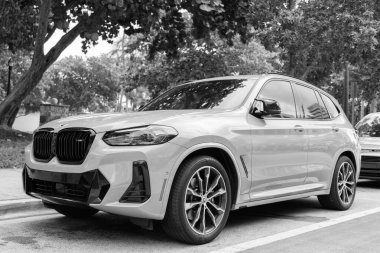 Miami, Florida, ABD - 12 Aralık 2024 Gri BMW X3 M40i çapraz arabası. BMW X3 M40i tipi lüks bir araba. BMW X3 'ün arabası dışarıda park edilmiş. BMW X3, köşe görünümü.