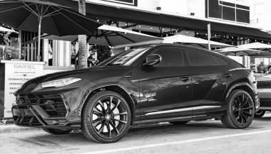 Miami, Florida, ABD - 23 Kasım 2024: Mavi Lamborghini Urus 2020 SUV spor yara izi. Lamborghini Urus tipi lüks bir spor araba. Lamborghini Urus dışarıda park etmiş. Lamborghini Urus, alçak köşe manzaralı..