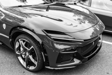 Chicago, Illinois - 29 Eylül 2024 Ferrari Purosangue kırmızı renk. Ferrari Purosangue SUV sokağa park etmiş. Köşeden bak. Şatoda lüks Ferrari Purosangue