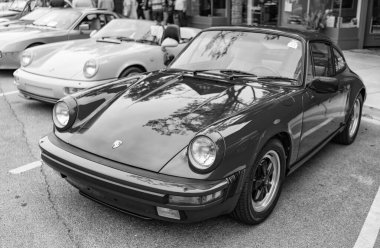 Chicago, Illinois - 29 Eylül 2024: Porsche 911 Carrera Coupe yolda. Porsche 911 Carrera Coupe kırmızısı. Porsche 911 Carrera Coupe Chicago 'da.