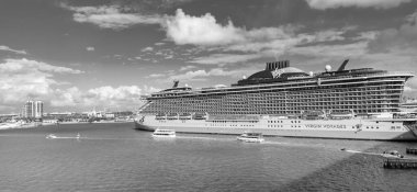 Miami, Florida, ABD - 03 Kasım 2024: Gemi turu ve deniz yolculuğu. Miami sahil limanında gemi. Virgin Voyages yolcu gemisi yolculuğu. Yaz tatilinde gemi turu. Bakire Yolculukları hattı. Yaz zamanı..