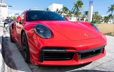 Miami, Florida, ABD - 27 Temmuz 2025: Porsche 911 Turbo S 2022 coupe car. Lüks spor araba Porsche 911 Turbo S. Araba Porsche 911 Turbo S dışarıda park halinde. Kırmızı coupe araba, üst manzara..