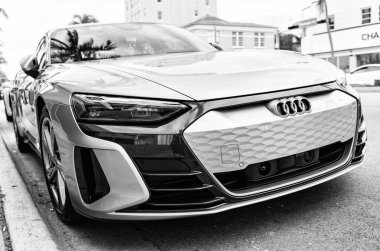 Miami, Florida, ABD - 17 Kasım 2024: Audi e-Tron GT 2022 elektrikli araba. Audi e-Tron GT tipi lüks elektrikli araba. Audi e-Tron 'un arabası dışarıda park edilmiş. Audi e-Tron elektrikli araba, alçak görüş.