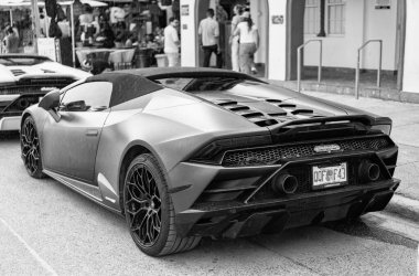 Miami, Florida, ABD - 16 Aralık 2024 Lamborghini Huracan üstü açılabilir spor araba. Lamborghini Huracan EVO 'nun spor arabası. Lamborghini Huracan 'ın Matt Blue arabası. Açık hava, köşe manzaralı..