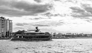 Fisher Adası 'nda lüks bir binada yat. Yaz tatili. Fisher Adası Binası. Lüks motorlu tekne yatı. Yat marinaya gidiyor. Tekne ve yat gezisi. Lüks yaşam tarzı.