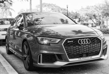 Miami, Florida, ABD - 05 Aralık 2024 Audi RS3 Sport Hatchback otomobili. Audi RS3 'ün lüks arabası. Audi RS3 'ün arabası dışarıda park edilmiş. Audi RS3 mavi renk, köşe görünümü.