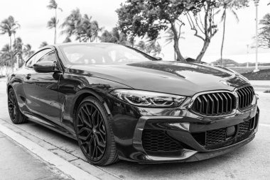 Miami, Florida, ABD - 10 Aralık 2024: siyah 2019 BMW M850 Gran Turismo arabası. BMW M850 Gran Turismo tipi lüks bir araba. BMW M850 'nin arabası dışarıda park edilmiş. BMW M850, köşe görünümü.