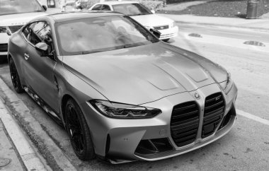 Miami, Florida, ABD - 07 Aralık 2024: BMW M4 Yarışması 2022 spor arabası coupe. BMW M4 yarışmasının lüks arabası. BMW M4 gümüş rengi araba dışarıda park edilmiş. BMW M4 Yarışması, köşe görünümü.