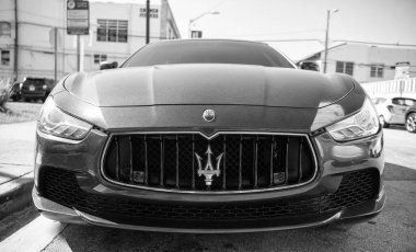 Miami, Florida, ABD - 06 Aralık 2024: Maserati Ghibli 2025 spor yara izi. Maserati Ghibli 'nin lüks spor arabası. Maserati Ghibli 'nin arabası dışarıda park edilmiş. Maserati Ghibli, ön manzara..