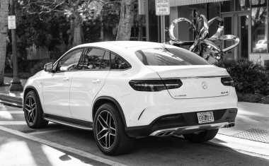 Miami, Florida, ABD - 17 Aralık 2024 Mercedes Benz GLE coupe. Mercedes Benz GLE tipi lüks bir araba. Beyaz Mercedes Benz GLE dışarıda park edilmiş. Mercedes Benz GLE, köşe görünümü.
