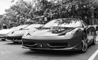 Chicago, Illinois - 29 Eylül 2024: Ferrari 458 Italia kırmızı renk. Ferrari 458 Italia caddeye park etmiş. Köşeden bak. Lüks Ferrari 458 İtalya Chicago 'da