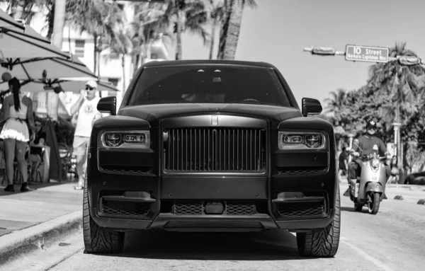 Miami, Florida, ABD - 06 Aralık 2024 Rolls Royce Cullinan 2024 çapraz otomobil. Rolls Royce Cullinan 'ın çapraz arabası. Araba Rolls Royce Cullinan dışarı park etmiş. Rolls Royce Cullinan, ön manzara..