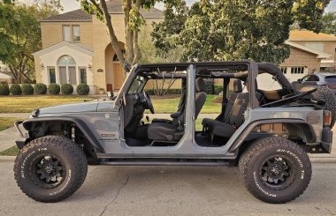 Park Ridge, Illinois, ABD - 26 Ağustos 2024: Jeep JK SUV. Jeep JK SUV tipi lüks bir araba. Jip JK 'nin arabası dışarıda park edilmiş. Jip JK, yan görünüm.
