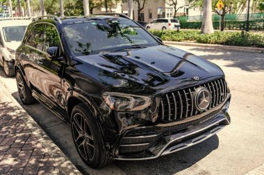 Miami, Florida, ABD - 06 Nisan 2025: SUV coupe Mercedes Benz GLE. Mercedes Benz GLE dışarıda park halinde. Siyah coupe araba, köşe manzaralı. Mercedes Benz GLE Coupe SUV arabası.
