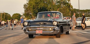 Park Ridge, Illinois, ABD - 22 Ağustos 2024: 1957 Chevy Bel Air üstü açık eski araba. Chevrolet Bel Air 'in siyah arabası. Chevy Bel Air. Otomobil fuarında park etmiş siyah bir araba..