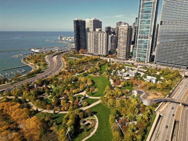 Chicago şehir merkezi parkı ve ufuk çizgisi. Autumn City Park manzarası. Sonbahar şehri parkı olan şehir manzarası. Chicago şehir manzarası gökyüzü mimarisi. Gökdelen ve manzara. Chicago şehir manzarası. Şehir silüeti.