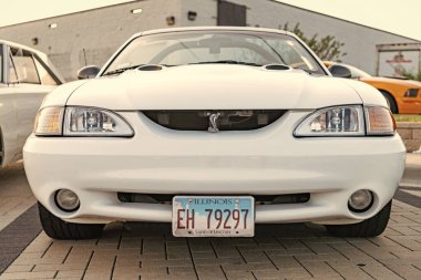 Park Ridge, Illinois, ABD - 18 Ağustos 2024: Ford Mustang SVT Kobra. Otomobil fuarında park edilmiş beyaz araba, köşe manzaralı. Ford Mustang SVT Kobra arabası. Ford Mustang 'in beyaz arabası SVT Kobra