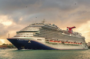 Miami, Florida, ABD - 16 Aralık 2024: Karnaval yolcu gemisi. Gemi turu ve deniz seyahati. Gemi limandan ayrılıyor. Gün batımı yolculuğu. Karnaval Horizon yolcu gemisi yolculuğu. Yaz tatilinde gezmek.