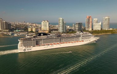 Miami, Florida, ABD - 31 Mart 2025: Limanı temizleyen gemi. MSC Divina yolcu gemisi yolculuğu. Yaz tatilinde gemi turu. MSC yolcu gemisinde. Gemi turu ve deniz yolculuğu..