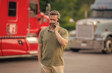 Yarı kamyon aracı. İspanyol kamyoncu adam. Mobil iletişim. Kamyon şoförü telefonda konuşuyor. Kamyon sahibi. Kamyon şoförüne telefon var. Kamyon şoförlüğü yapan adam. Sabit iletişim.