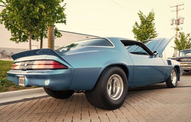 Park Ridge, Illinois, ABD - 22 Ağustos 2024: Chevrolet Camaro Z28 eski araba. Chevrolet Camaro Z28 'in mavi arabası. Chevy Camaro. Otomobil fuarında açık motorlu Retro elektrikli mavi araba, köşe görünümü.