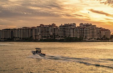 Yaz tatili. Fisher Adası Binası. Lüks motorlu tekne yatı. Yat marinaya gidiyor. Tekne ve yat gezisi. Lüks bir hayat. Fisher Adası 'ndaki lüks konut yatında..