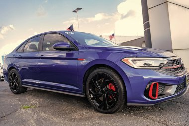 Park Ridge, Illinois, ABD - 17 Ağustos 2024 Volkswagen Jetta GLI arabası. Volkswagen Jetta GLI tipi lüks bir araba. Volkswagen Jetta 'nın arabası dışarıda park edilmiş. Volkswagen Jetta GLI, köşe görünümü.