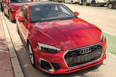 Miami, Florida, ABD - 02 Nisan 2025: lüks araba Audi A5 S. Audi A5 S dışarıda park halinde. Kırmızı araba, ön manzara. 2024 Audi A5 S arabası.