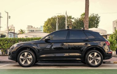 Miami, Florida, ABD - 18 Aralık 2024 Audi Q755 Premium Crossover Car. Audi Q7 tipinde lüks bir araba. Audi Q7 'nin arabası dışarıda park edilmiş. Audi Q7, yan görünüm.