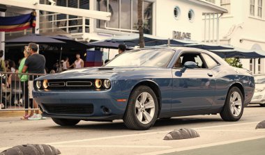 Miami, Florida, ABD - 07 Aralık 2024 Dodge Challenger SXT çift mavi araba. Lüks araba Dodge Challenger SXT. Açık havada koyu mavi Dodge Challenger SXT. Dodge Challenger SXT, yan görünüm.