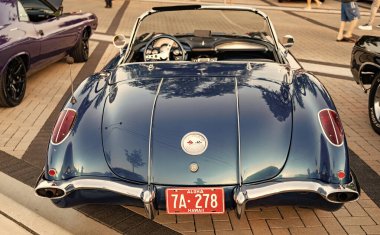 Park Ridge, Illinois, ABD - 22 Ağustos 2024 Chevrolet Corvette C1 'in üstü açık arabası. Chevy Corvette. Dönüştürülebilir araba otomobil fuarına park edilmiş, arka manzara. 1958 Chevrolet Corvette C1 retro araba.