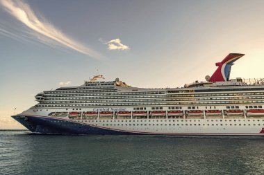 Miami, Florida, ABD - 24 Aralık 2024: Karnaval yolcu gemisi. Gemi turu ve seyahat. Gemi Miami limanından ayrılıyor. Tatil turu. Karnaval Gündoğumu yolcu gemisi yolculuğu. Yaz tatilinde gezmek.