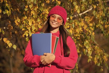 Eylül 'deki bilgi günü. Sonbahar eylül ayındayız. 1 Eylül. Çeşitli sınıflar. Okul ödevi olan genç bir kız. Genç kız dışarıda eğleniyor. Okula dönüyorum. Genç kızların okul eğitimi.