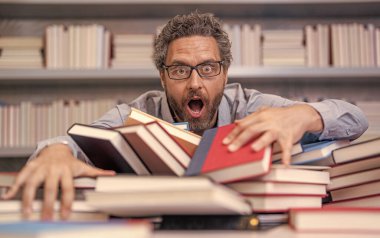 Okul kütüphanesindeki kitap kurdu ineği. Üniversite profesörü öğrenme ve öğrenme. Okul eğitimi. Okula dönüyorum. Kitaplı üniversite eğitimi. Okul öğretmeni eğitimi sever. sınava hazırlanma.