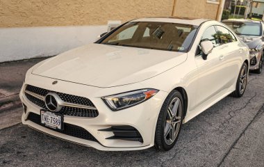 Miami, Florida, ABD - 23 Kasım 2024 Mercedes Benz CLS sedan. Mercedes Benz CLS sedan tipi lüks bir araba. Mercedes Benz 'in arabası dışarıda park edilmiş. Mercedes Benz CLS, ön görünüm.